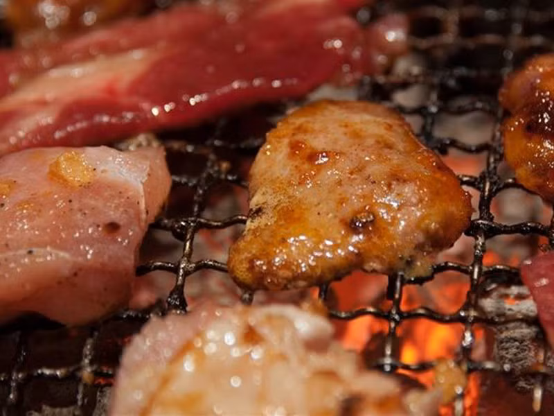 Trước khi nướng khoảng 30 phút, ướp thịt với các gia vị như thảo mộc, giấm, dầu ô liu, nước chanh sẽ giảm được lượng hợp chất nguy hiểm trên hình thành trong thức ăn.