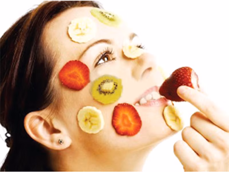 Hạn chế sử dụng các loại mỹ phẩm. Làm đẹp là nguyện vọng của hầu hết chị em. Tuy nhiên, lạm dụng mỹ phẩm có khả năng gây dị tật thai nhi, ung thư vú, các vấn đề nội tiết tố và các vấn đề về sinh sản. Tốt nhất, bạn nên sử dụng các nguyên liệu tự nhiên để chăm sóc sắc đẹp cho mình.