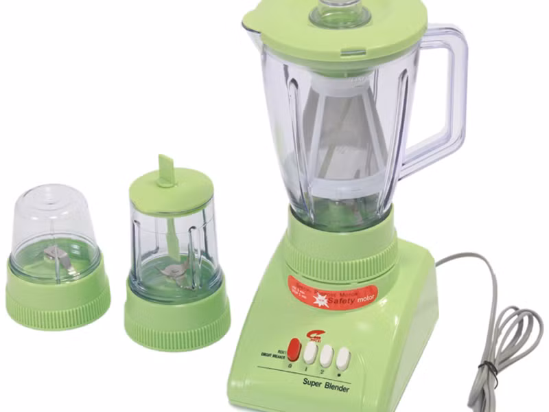 Xay nước nóng trong máy sinh tố. Hơi nước bốc lên kết hợp với vận tốc quay mạnh có thể tạo nên áp lực lớn làm bật nắp, gây nguy hiểm cho người sử dụng.