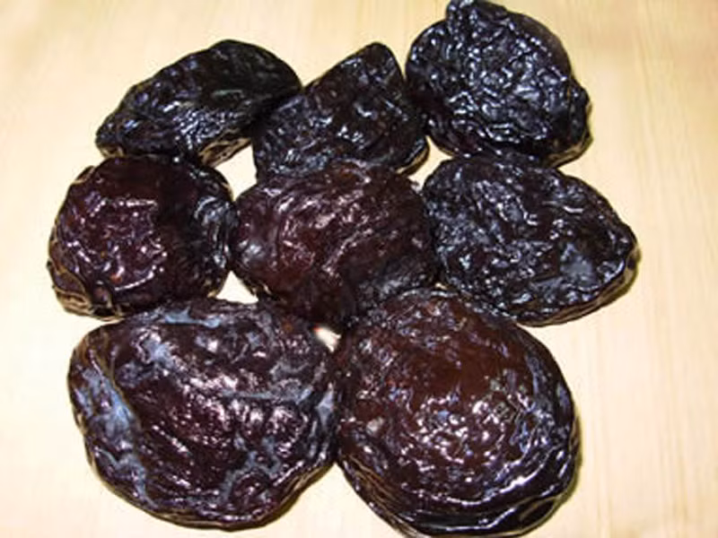 Ăn mận trị táo bón. Mận sấy khô giàu chất xơ không hòa tan, một chất dinh dưỡng quan trọng giúp cơ thể chống táo bón. Không phải đến bây giờ mận khô mới được biết đến với công dụng thần kỳ này. Từ lâu, mận được xem là thuốc nhuận tràng tự nhiên nhờ chất sorbitol và dihydrophenylisatin dồi dào trong nó.