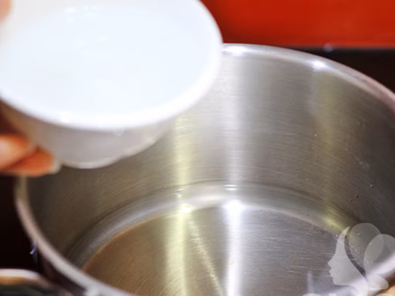 Những chú chạch được chọn thường vẫn sống và có thể tung tăng bơi lội dưới làn nước trong.