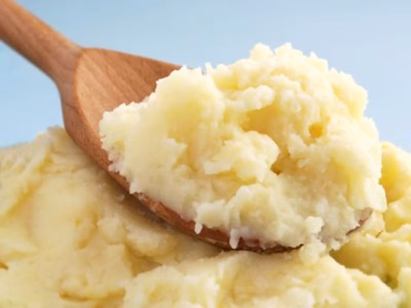 Ngoài ra, chị em da mặt dầu cũng sẽ nhanh chóng có được gương mặt láng mịn nhờ mặt nạ khoai tây chín xay nhuyễn trộn với bột yến mạch.