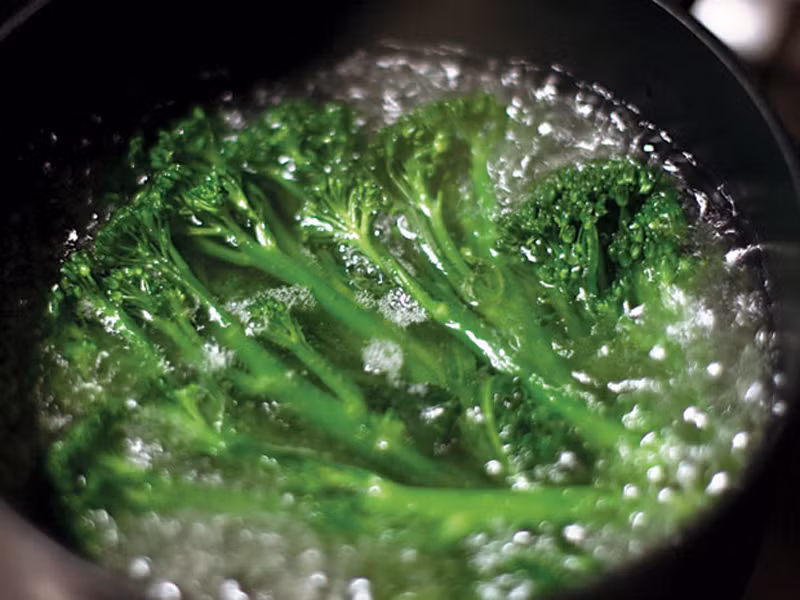 Khi chế biến các món rau, không nên luộc lâu, luộc với nhiều nước nhằm tránh thất thoát lượng chất dinh dưỡng có trong đó. Nguyên nhân là lượng vitamin trong rau rất “nhạy cảm”, nếu được đun dưới ngọn lửa nhỏ trong thời gian dài, nó dễ bị phân hủy. Tốt nhất chỉ nên luộc, xào chín tới để giữ màu xanh tự nhiên của rau, vừa đảm bảo chất dinh dưỡng.