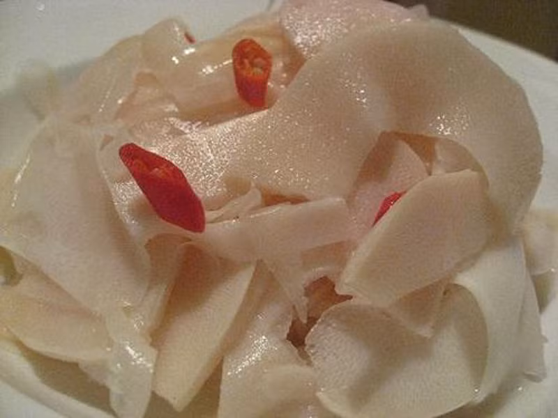 Măng chua. Măng chua “đánh gục” người sành ăn nhờ những lát măng trắng xen lẫn những quả ớt nhỏ xíu, cay xé lưỡi cùng hương thơm quyến rũ của lá móc mật đất rừng.