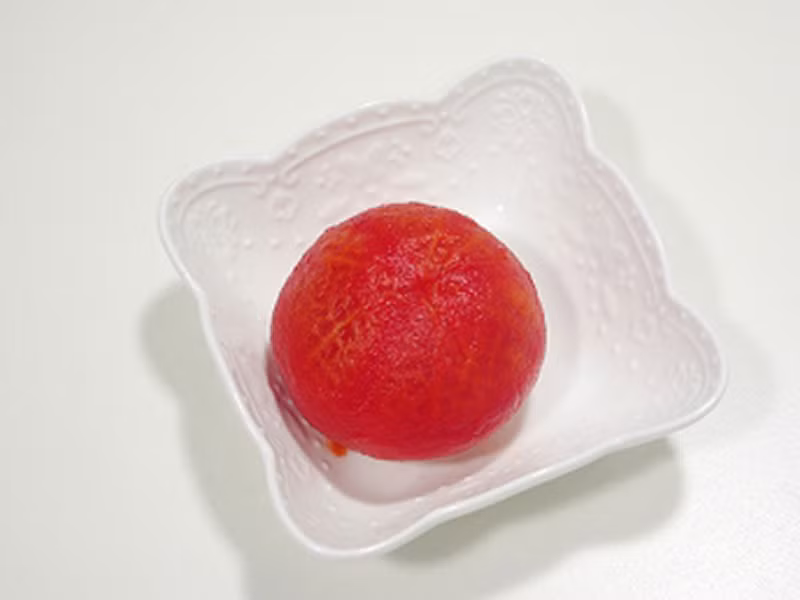 Ngay sau khi “luộc” trong nước sôi, cà chua cần được nhanh chóng vớt ra, nhúng vào nước lạnh rồi loại bỏ lớp vỏ bên ngoài.