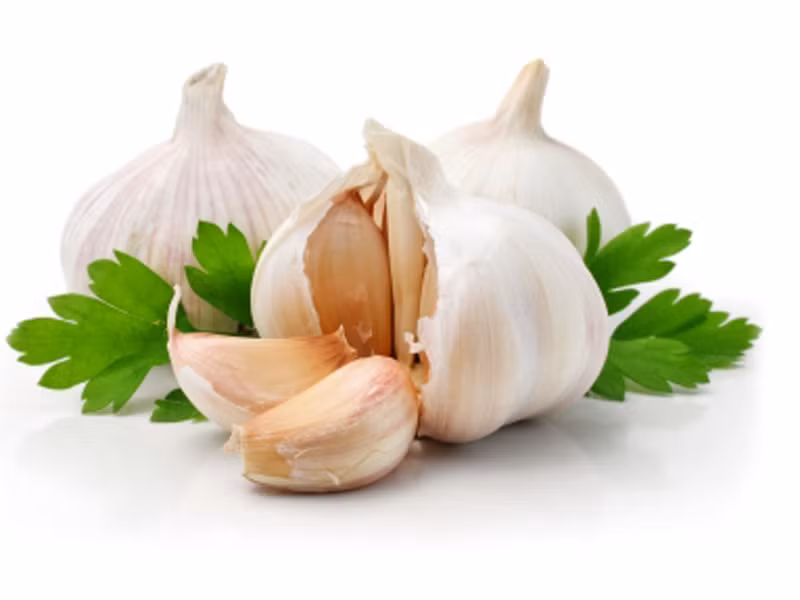 Sử dụng gia vị vào thức ăn. Hành, tỏi, gừng, nghệ không đơn thuần có tác dụng cải thiện mùi vị cho món ăn, dưới góc độ y học nó mang lại vô vàn hữu ích với sức khỏe. Chẳng hạn, thường xuyên tiêu thụ tỏi tươi có tác dụng phòng tránh viêm nhiễm, ngăn ngừa ung thư hiệu quả.