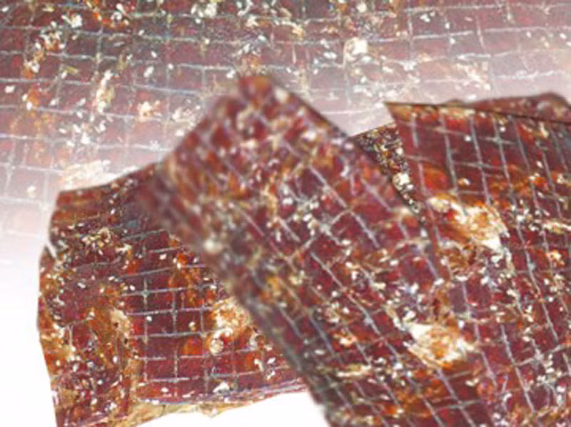 Nếu cẩn thận, người ta còn cho thịt lên thớt, dùng chày đập nhẹ cho miếng bò mềm rồi xé thành từng miếng nhỏ để nhâm nhi.