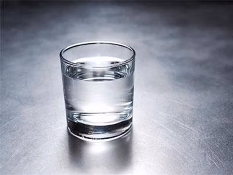 Muốn thu những mảnh vụn khoai tây trong chảo mỡ để tận dụng lần sau, các bà nội trợ có thể cho ít nước ấm nhiệt độ 72 ° C vào chảo, đun nhỏ lửa một lát là được.