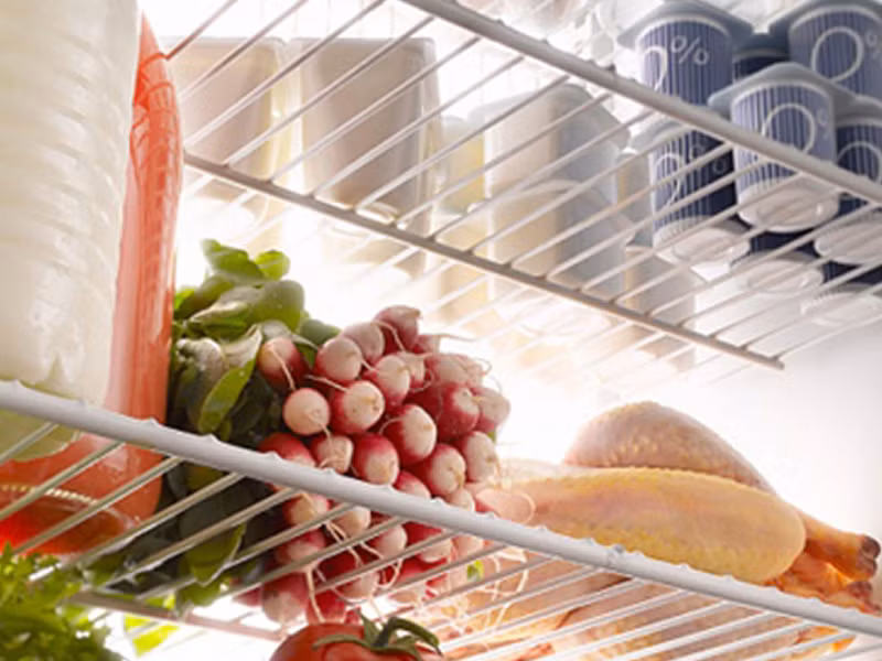 Khử mùi tủ lạnh. Nếu trong nhà không sẵn baking soda, hãy cho trà khô vào một chiếc bát con, để tủ lạnh là chúng có thể hút hết mùi khó chịu.