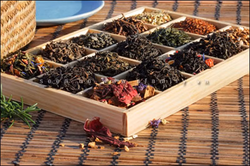 Nguyên liệu tẩm ướp. Nếu là người đam mê vị trà, chị em có thể tận dụng chúng làm nguyên liệu ướp thức ăn chống ngán. Đầu tiên, bạn kết hợp trà khô với muối, ớt hay các loại gia vị khác rồi tẩm ướp thịt bò, lợn và chế biến thành món ăn.