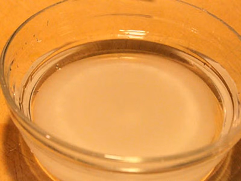 Để luộc trứng không bị nứt, bạn nên pha hai muỗng canh giấm vào nước trước khi luộc.