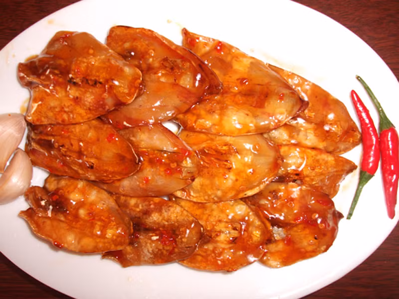 Nguyên liệu tiếp tục được trộn đều với hỗn hợp nước cốt me, tương ớt, tương xí muội với nước mắm và mạch nha để có hương vị và màu sắc bắt mắt.