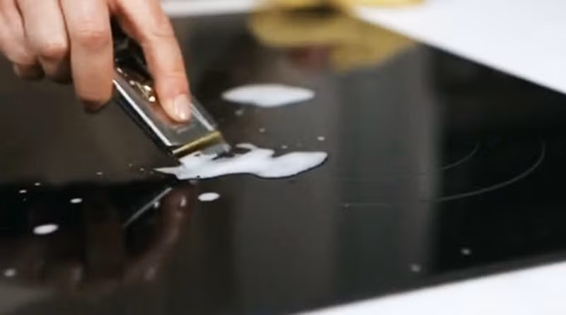 Với nhhững vết bám lâu ngày, sử dụng lưỡi nạo hoặc vật có góc cạnh nhẹ nhàng đẩy lưỡi nạo cạo sạch các vết bẩn nhưng không quá mạnh tay để tránh làm xước bề mặt bếp rồi lau lại.