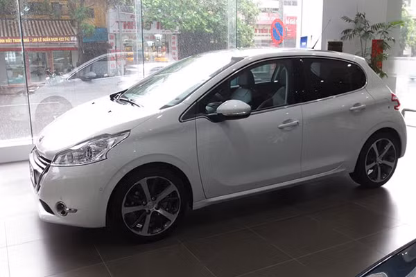 Dòng xe nhỏ Peugeot 208 được định vị ngang với Mercedes A-Class, BMW 1 Series với mức giá hơn 900 triệu đồng.