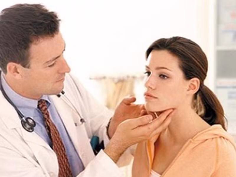 Chính vì lý do này, chuyên gia khuyến cáo những đối tượng từng điều trị bằng tia xạ vùng đầu, cổ khi còn nhỏ cần được khám định kỳ 1 - 2 năm/lần. Khi khám, cần đặc biệt chú ý vùng cổ nhằm phát hiện khối u ở tuyến giáp, hạch bạch huyết lân cận bị phình to.