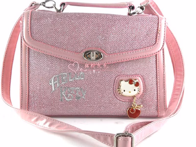 Nên mua cho con ba lô đeo lưng thay vì chọn những chiếc túi đeo một bên. Những chiếc túi này có phong cách thời trang song nó có thể làm mất cân bằng trọng lượng hai vai, làm vẹo cột sống.Thực vậy, mang một chiếc cặp sách chất lượng kém cùng với trọng lượng quá khổ trên lưng có thể gây đau đầu, dị tật ở lưng, căng cơ cổ, mệt mỏi, đau – vẹo cột sống. Đặc biệt, trẻ từ 10 – 14 tuổi là đối tượng được xem là dễ bị ảnh hưởng nhất.