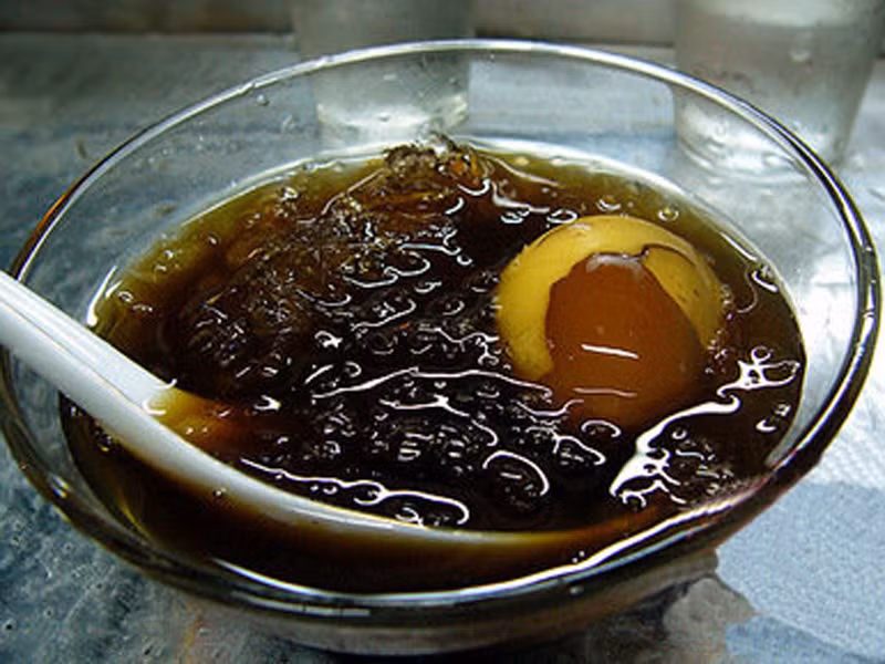 Quán chè Hà Ký, 138 Châu Văn Liêm, Quận 5 cũng nổi danh hột gà trà giá 12.000 đồng/ bát cùng nhiều món giải khát thơm ngon khác.