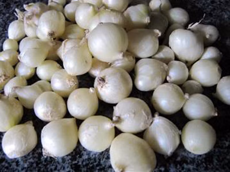 Để món ăn có hương vị độc đáo, đồng bào Tây Nguyên sử dụng củ nén, ớt giã nát để phi thơm trước khi cho măng vào xào nóng.