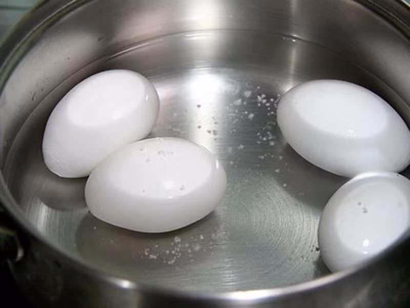 Dùng nước lạnh làm nguội trứng luộc. Khi gặp lạnh, trứng sẽ co lại tạo thành khoảng trống giữa lòng trắng và vỏ trứng khiến vi khuẩn dễ dàng thâm nhập. Nếu muốn làm nguội cấp tốc, hãy đợi trứng bớt nóng rồi đổ nước lạnh vào.