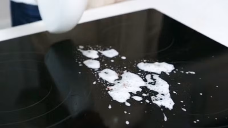 Cọ rửa bề mặt bếp ga, bạn sẽ dễ dàng xử lý hơn nhờ bề mặt trơn, ít góc cạnh. Lúc này, chỉ cần dành 1 -2 phút, xịt dung dịch tẩy rửa lên rồi lấy khăn ẩm lau sạch.