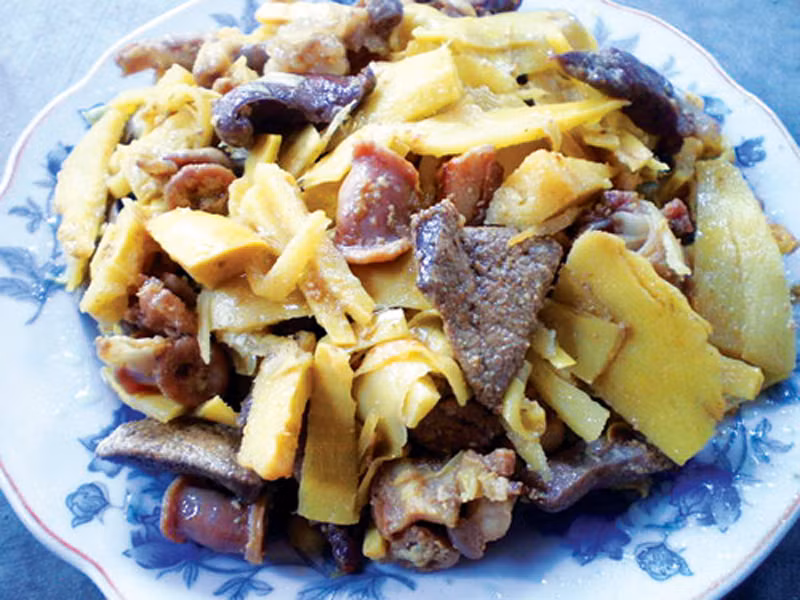 Món ăn không quá cầu kỳ song bạn vẫn cần nêm thêm muối, mì chính để món ăn có vị đậm đà, ăn vừa miệng.