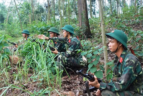 Thực hành giao nhiệm vụ cho các tiểu đội trong chiến đấu phòng ngự ở Trung đội 6, Đại đội 6, Tiểu đoàn 8, Trung đoàn 98.