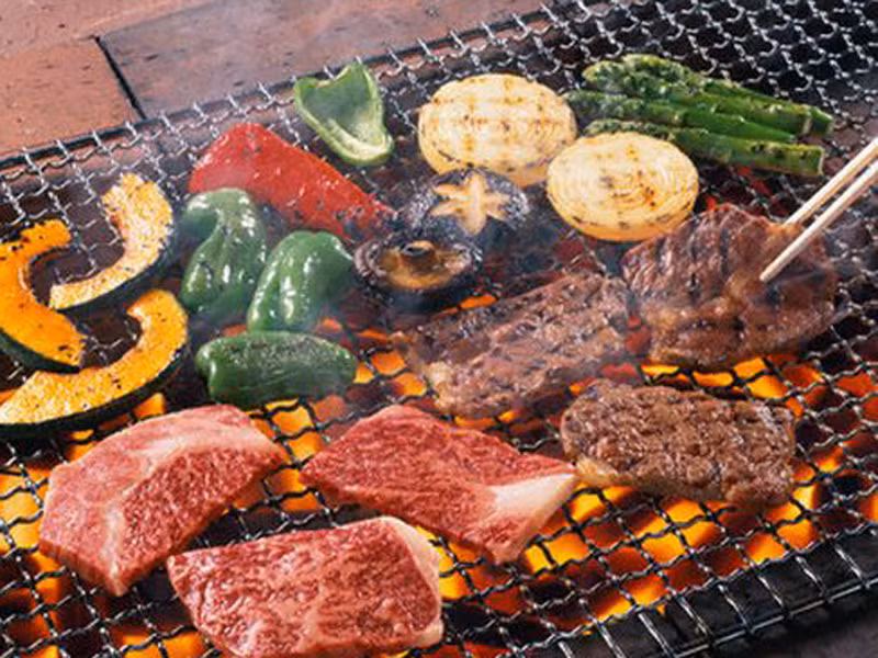 Đồ nướng. Không chỉ mất đi vị đặc trưng, đồ nướng để qua đêm còn không tốt cho sức khỏe. Cụ thể, khi đưa vào tủ lạnh, món ăn sẽ bị tấn công bởi rất các vi khuẩn và nấm mốc sinh sống trong môi trường nhiệt độ thấp.