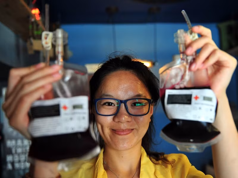 Thoạt nhìn, những đồ uống này đậm chất man rợ song thực tế chúng rất “lành”. Nguyên liệu chủ yếu là các loại nước ép trái cây, rượu trắng hoặc rượu vang. Nếu ban đầu chúng không có màu tự nhiên của máu, người ta sẽ tìm cách “nhuộm” lại.