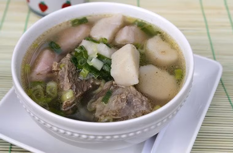 Sườn ninh khoai môn.