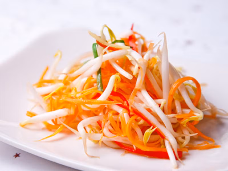 Dưa giá đỗ. Nếu như người miền Bắc quen với vị hành muối thì dưa giá đỗ lại là món ăn kèm không thể thiếu trong các bữa cơm ngày tết của người miền Nam. Vị chua dịu của dưa giá giúp kích thích vị giác và trung hòa bớt vị mặn của các món kho. Đây cũng được xem là nguồn cung cấp chất xơ dồi dào cho người thưởng thức.