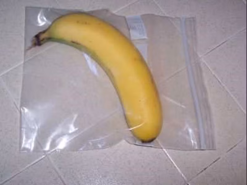 Không đặt chung chuối với các loại trái cây khác khi bảo quản; nên đặt chuối ở một nơi riêng biệt. Nguyên nhân là, chuối có khả năng khiến các loại quả khác nhanh chín, dễ hỏng hơn.