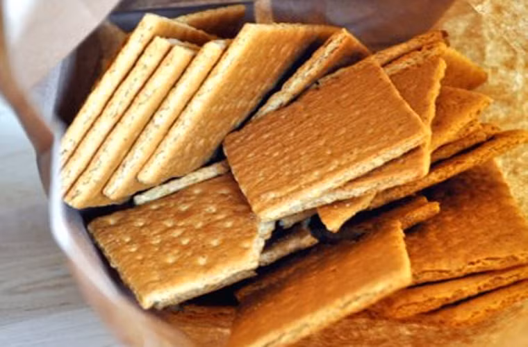 Acrylamide hình thành tự nhiên trong thực phẩm giàu tinh bột khi được chế biến ở nhiệt độ cao bằng cách chiên hoặc nướng. Chất này dễ tìm thấy trong bánh quy giòn, bánh mì giòn, bánh mì mềm và khoai tây chiên.