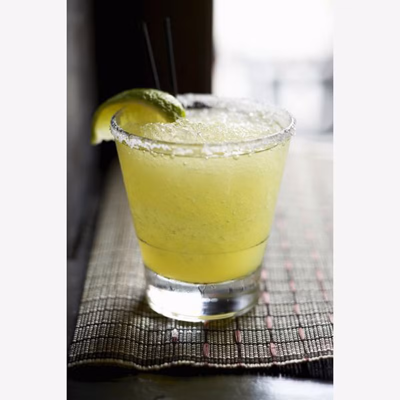 Margarita. Được xem là loại nước uống có tốc độ phổ biến nhanh nhất trong suốt 30 năm qua, margarita được chế từ rượu tequila thượng hạng, rượu cam, nước chanh tươi trộn với đá để mang lại cảm giác mát lạnh.