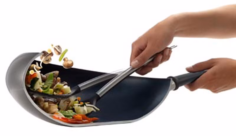 Đảo quá nhiều lần. Việc đảo thức ăn giúp thực phẩm không bị cháy. Tuy nhiên, đảo liên tục là yếu tố khiến đồ rán khó có màu nâu bắt mắt.