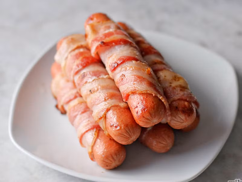 Xúc xích quấn thịt ngon nhất khi ăn nóng kèm với xà lách, phô mai hoặc một gia vị khác như tương ớt.
