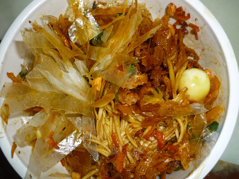 Không hoàn toàn nhắm đến đối tượng khách hàng sinh viên, các quán ăn vặt ở Công viên Lê Thị Riêng là địa điểm yêu thích của cả giới trẻ lẫn các cặp gia đình. Các món ăn vặt thường thấy ở đây gồm bánh tráng trộn, cá viên chiên, quán ốc vỉa hè… cùng đồ giải khát như nước mía, trà đá… giá không quá cao cho mỗi suất ăn.