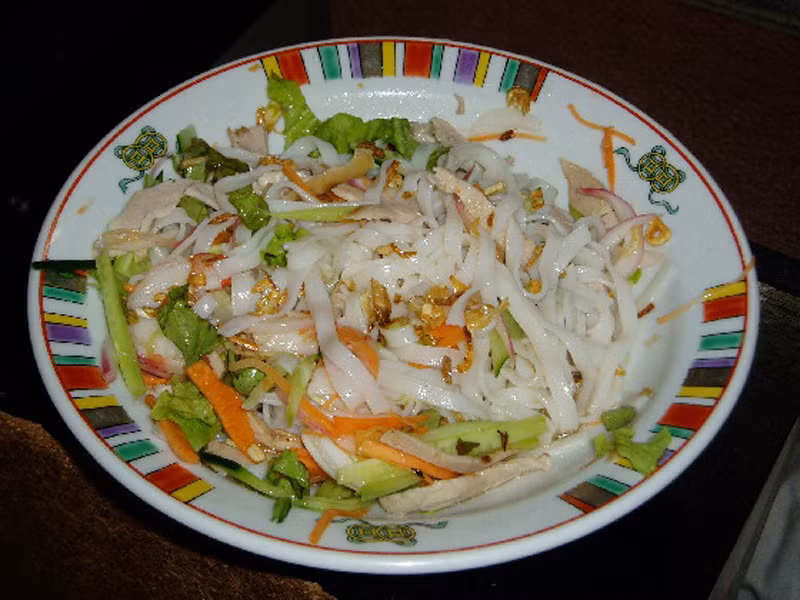 Phở chua đúng kiểu là sự kết hợp hoàn hảo của vị chua cay mặn ngọt, đậm đà. Đây cũng là món ăn khá dễ tính, tuy nhiều thịt nhưng không hề ngấy mỡ.