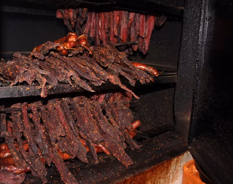 Ướp xong, tảng thịt treo trên bếp lửa, nhờ làn khói bếp len lỏi, dần xông vào thớ thịt cho đến khi chúng trở nên khô cứng.