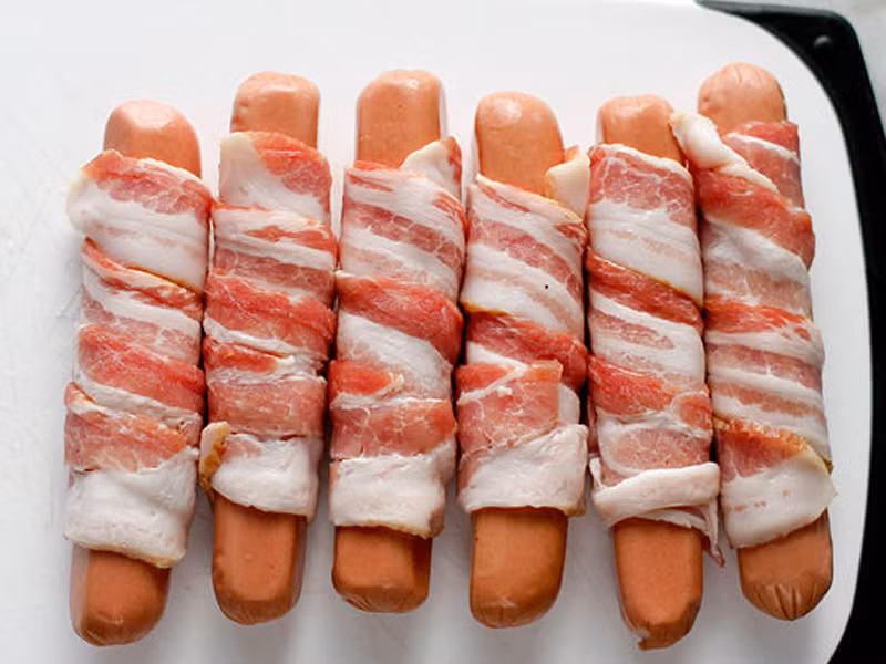 Tiếp tục thao tác như trên cho đến khi hết nguyên liệu rồi đặt chảo, đun mỡ nóng già.