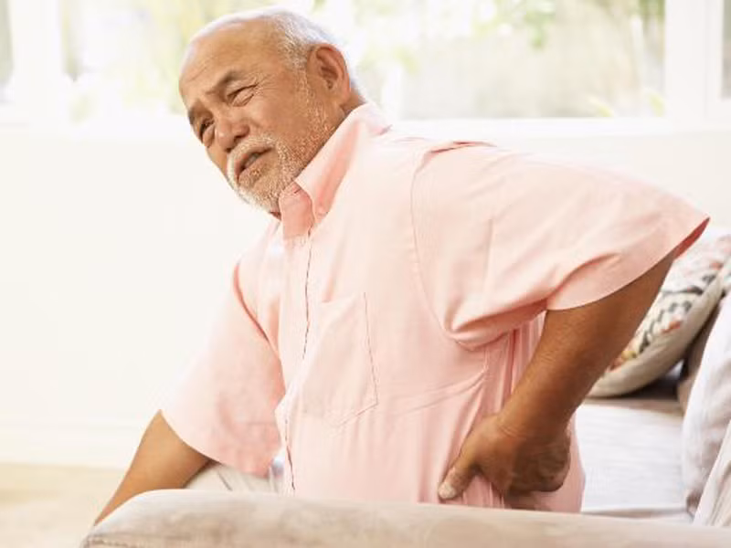 Đi lại khó khăn. Nếu như trước đây có thể dễ dàng di chuyển thì khi bệnh tấn công, bạn khó có thể đi lại thuận lợi. Các chuyên gia khuyên ngay khi cảm thấy đứng không vững, bệnh nhân cần tìm cách dựa vào đâu đó. Trường hợp không có chỗ bám, bệnh nhân có thể nhẹ nhàng ngồi xuống; tránh để mất thăng bằng, dễ bị ngã ra đằng sau.