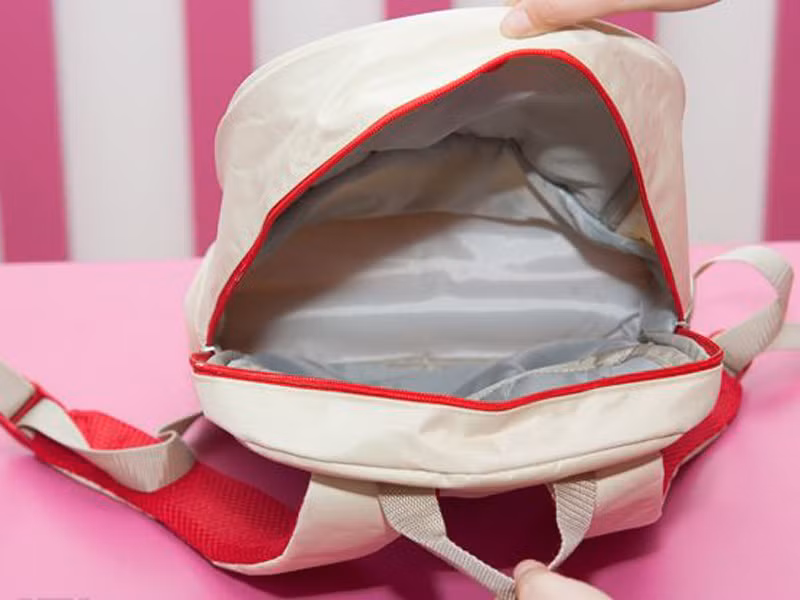 Dù đặc biệt quan tâm đến kết cấu, chất liệu túi, bạn không nên bỏ qua chất lượng khóa kéo. Những chiếc khóa chắc chắn sẽ giúp thời gian sử dụng được lâu hơn.