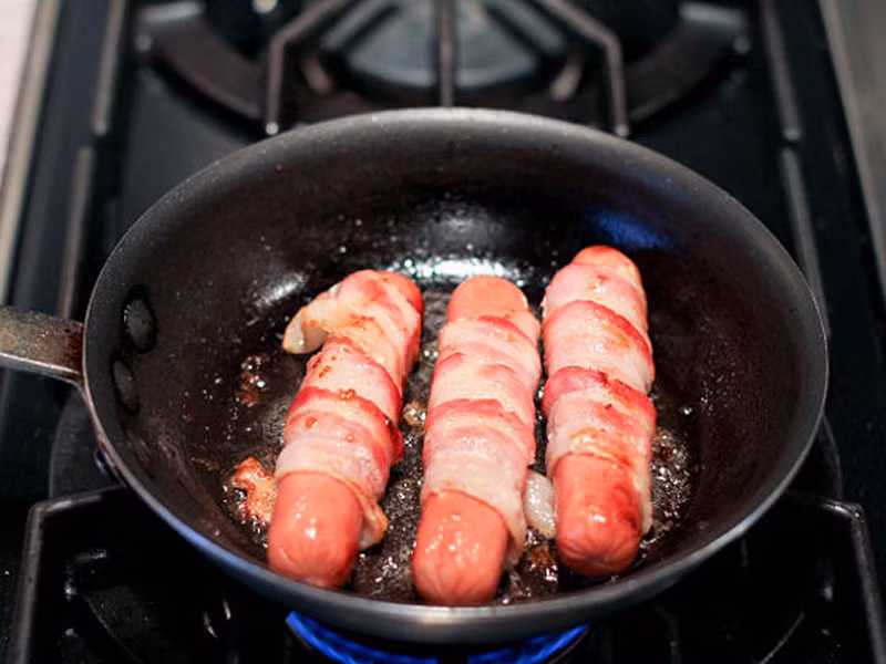 Cứ như vậy rán vàng cho đến khi thịt ở mặt dưới đủ chín thì tiến hành lật xúc xích.