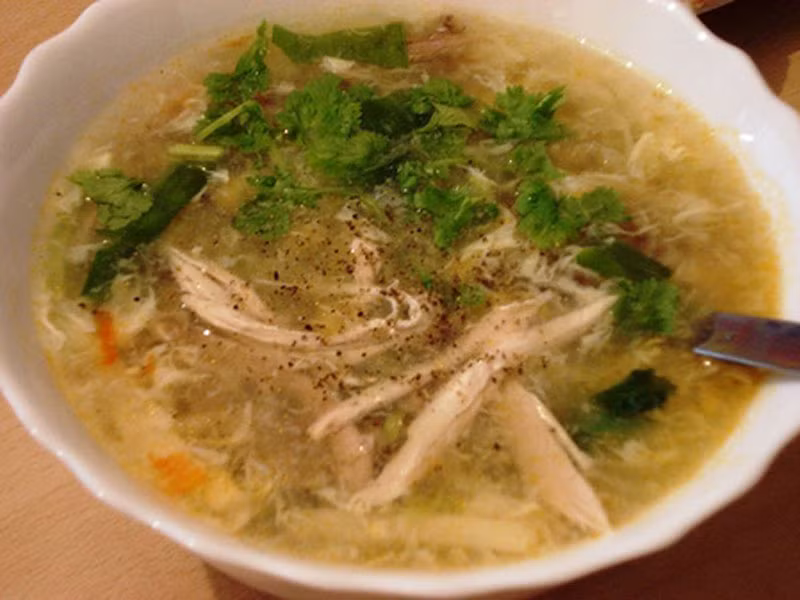 Súp cua nấm gà. Khi ăn, bạn sẽ cảm nhận được vị quen thuộc từ thịt gà song cũng không kém phần thú vị, lạ miệng với sự kết hợp của nấm, cua và trứng gà.