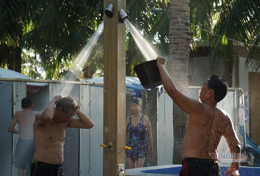 Sau khi tắm biển, mọi người đến khu vực tắm nước ngọt. Buổi sáng giải nhiệt tại bãi biển giúp tinh thần mọi người thoải mái hơn để bắt đầu công việc của ngày mới.