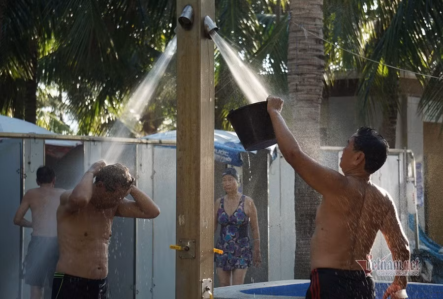Sau khi tắm biển, mọi người đến khu vực tắm nước ngọt. Buổi sáng giải nhiệt tại bãi biển giúp tinh thần mọi người thoải mái hơn để bắt đầu công việc của ngày mới.