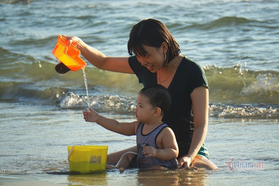 Nhiều em nhỏ được gia đình đưa ra biển nô đùa