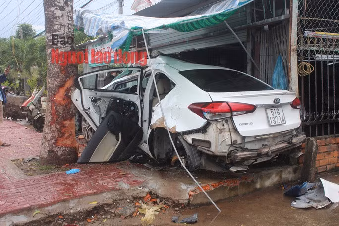 CLIP: Hai hung xe 4 cho tong vao nha dan khien nhieu nguoi nguy kich-Hinh-2