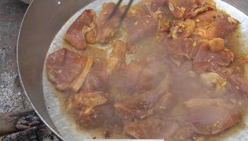 Tài khoản A.B bình luận: "Đây là hồn cốt của món cơm tấm, thiếu nước mắm hương vị dường như giảm phân nửa. Bà Tân sao lại không biết điều đơn giản thế này nhỉ?". Điều đáng chú ý là "người hâm mộ" của bà đến thưởng thức món ăn vẫn tấm tắc khen ngon. "Sao món nào cũng có phần cuối là mọi người quây quần ăn và khen ngợi suốt thế. Ai nấu ăn cũng có bữa ngon bữa dở, khen hoài cũng thành ra không được tự nhiên lắm", một dân mạng bình luận.