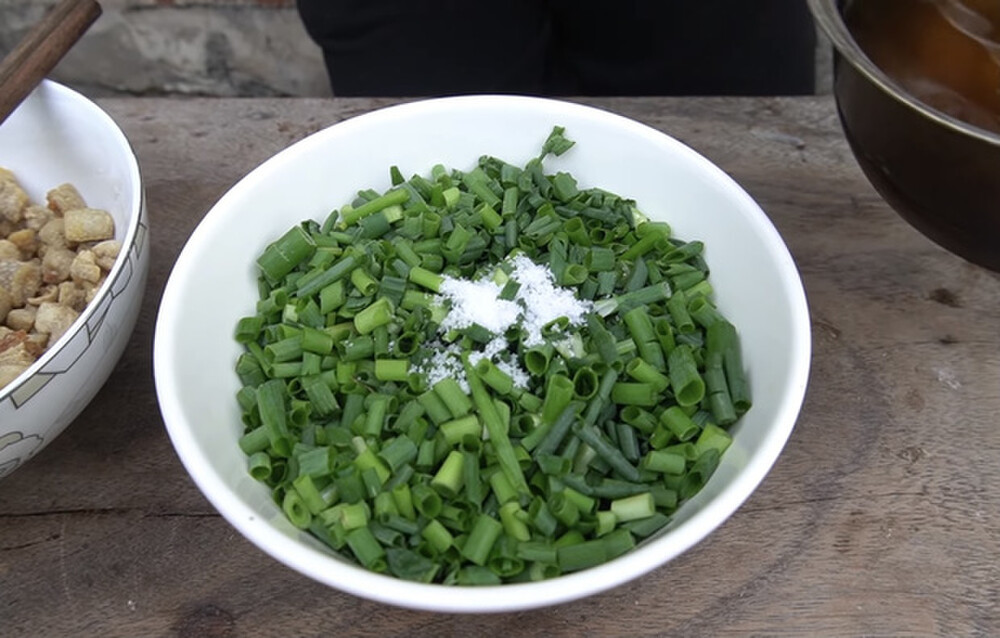 Tuy nhiên, ở phần sườn bà lại chọn cách ram thay vì nướng theo kiểu thông thường. Điều này làm các fan của món cơm tấm thấy sai sai. Bên cạnh đó, dân mạng còn "soi" ra chi tiết lớn nhất đó chính là đĩa cơm tấm không kèm nước mắm chua ngọt.