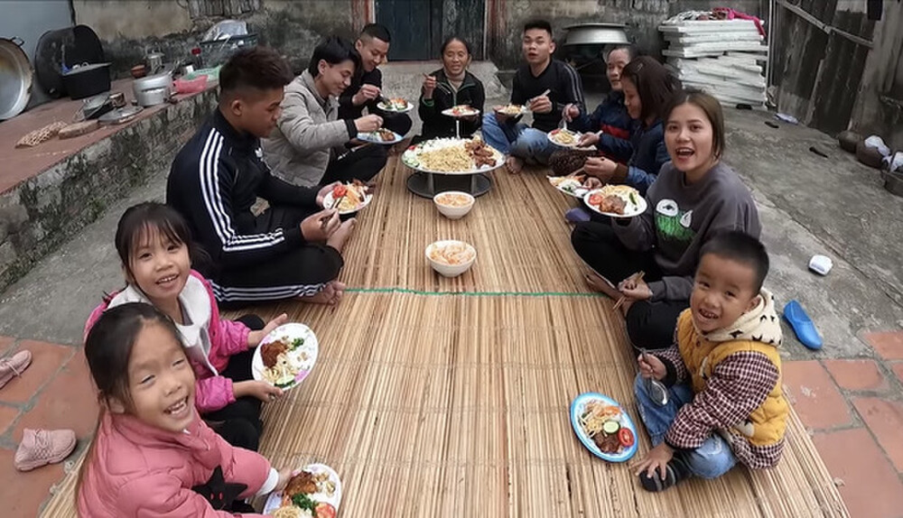 Tuy nhiên, một vài cư dân mạng lại bênh vực bà Tân cho rằng mọi người quá khắt khe với bà. Bởi, dù sao món cơm tấm cũng của miền Nam, bà là người miền Bắc thể hiện món ăn này chắc hẳn cũng sẽ có thiếu sót. "Mình nghĩ điều này cũng bình thường mà. Bà Tân lần đầu nấu món ăn này làm sao có thể mang đến sự chuẩn xác được".